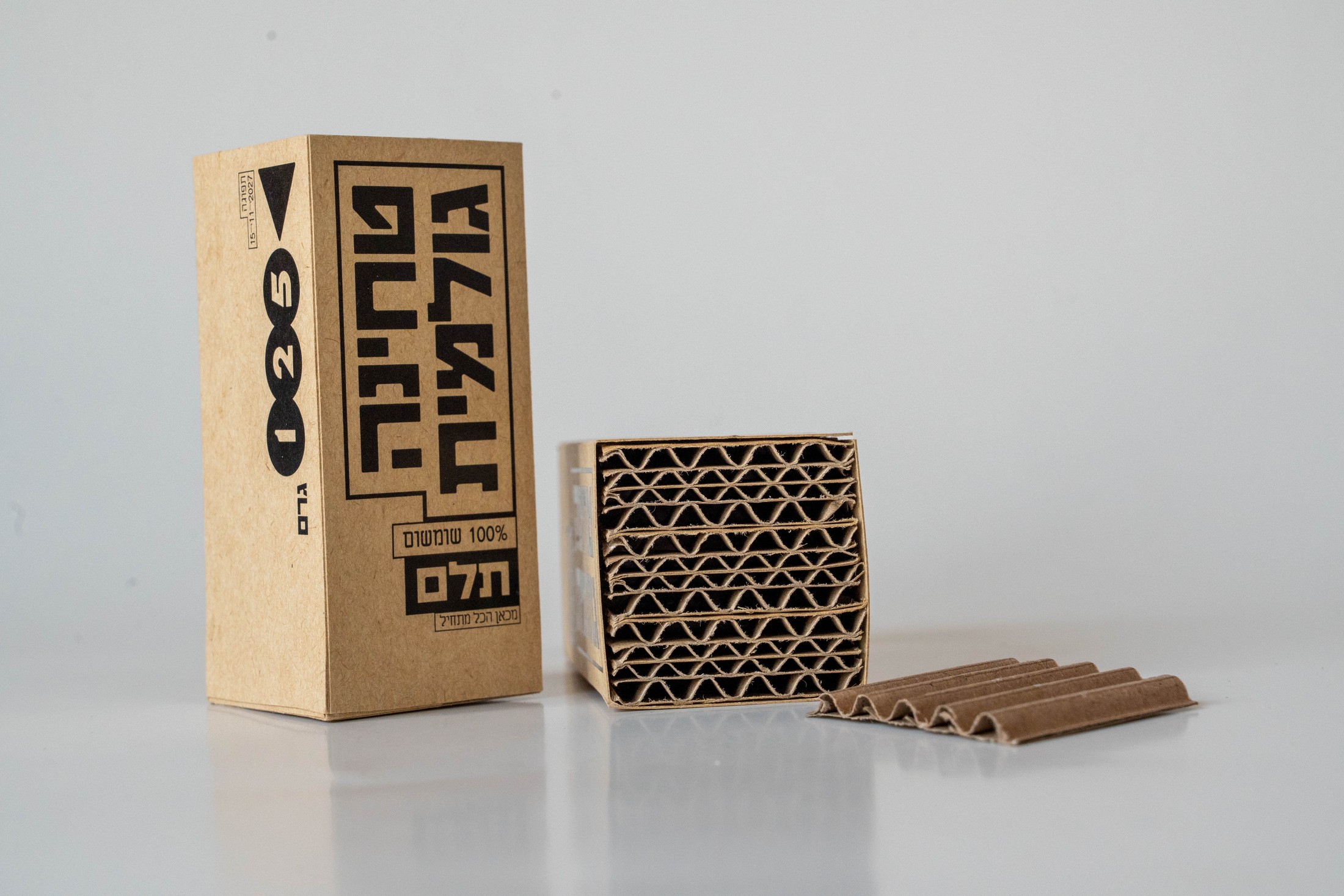 Telem corrugated cardboard construction, box beside an extracted corrugated sheet